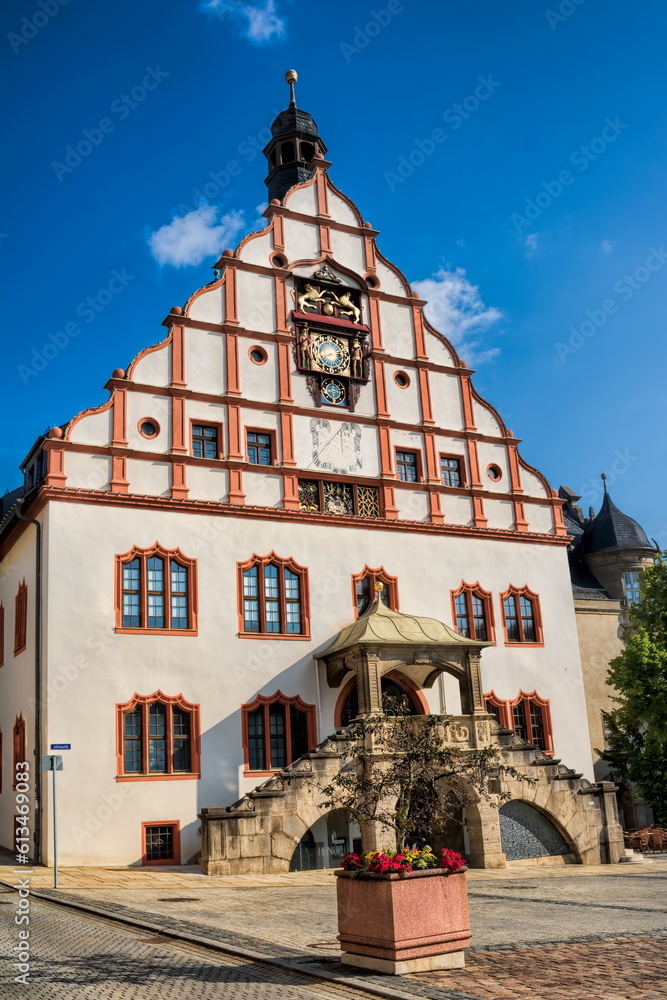 plauen, deutschland - altes rathaus mit kunstuhr und freitreppe