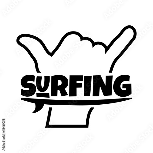 Logo club de surf. Palabra surfing con letras estilo hawaiano con silueta de tabla de surf sobre mano con señal shaka. Mano con símbolo hang loose