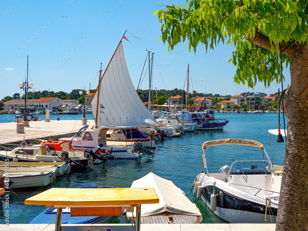 Hafen und Adriapromenade der Stadt Krk auf der Insel Krk, Kroatien