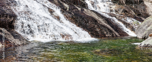 Wasserfall an einem Bergbach