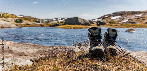 Bergstiefel an einem See im Gebirge