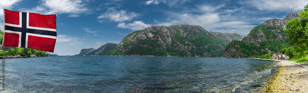 Norwegische Flagge an einem Fjord