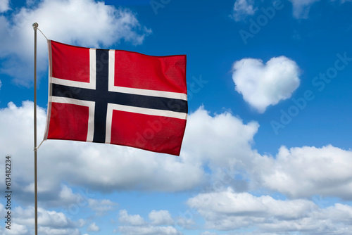 Norwegische Flagge vor Blauem Himmel mit Wolkenherz