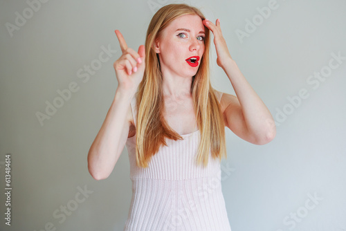 Cuadro en lienzo woman guesses, shows a finger up