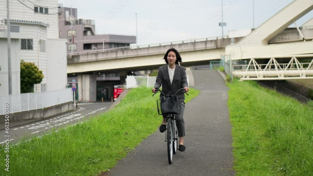 自転車に乗る笑顔のビジネスウーマン 自転車に乗る笑顔のビジネスウーマン