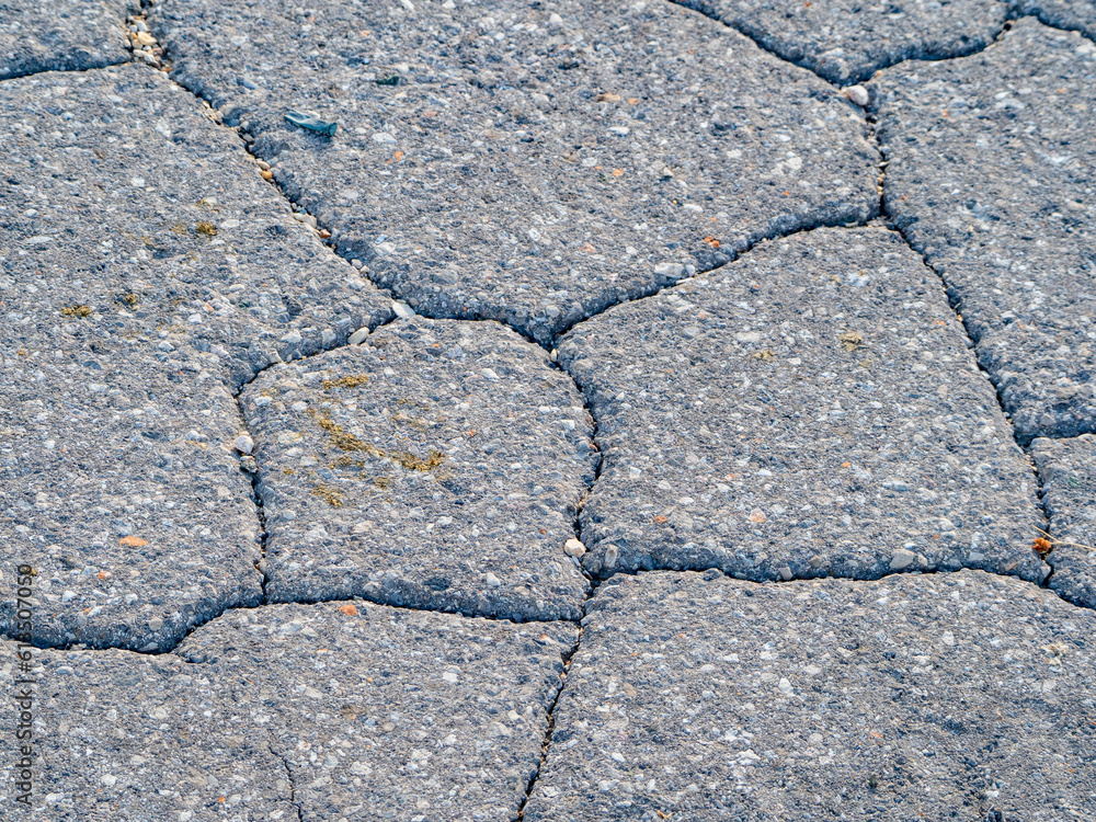 Fototapeta premium Risse in der Fahrbahn
