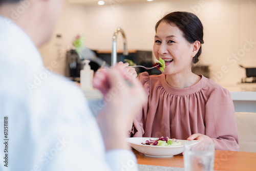 Plakat w ramie 夫婦で楽しくご飯を食べる高齢女性
