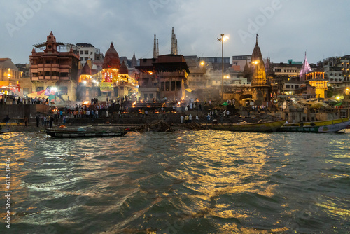 Tableau sur toile India Varanasi ganga ghat at night, view of the crowded banks of people and fune