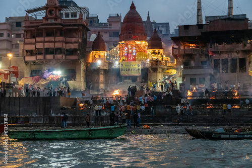 Foto India Varanasi ganga ghat at night, view of the crowded banks of people and fune