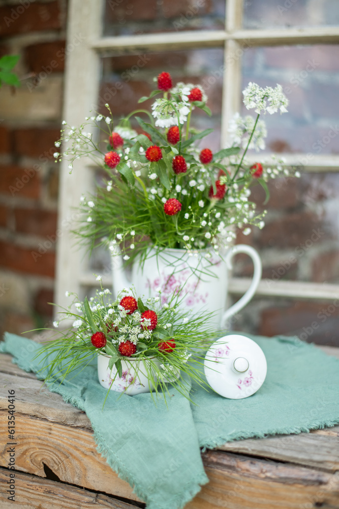 Natürlicher Blumenstrauß in alter Kaffeekanne, rustikale Tischdekoration, frische Blumen, roter Kugelamaranth, Schleierkraut Natürlicher Blumenstrauß in alter Kaffeekanne, rustikale Tischdekoration, frische Blumen, roter Kugelamaranth, Schleierkraut