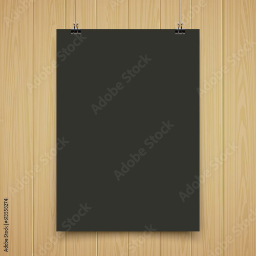 木製の壁に黒無地のボード