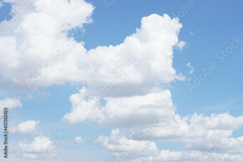 雲が浮かぶ青い空