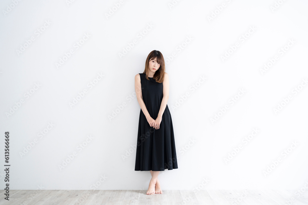 黒いワンピースの女性