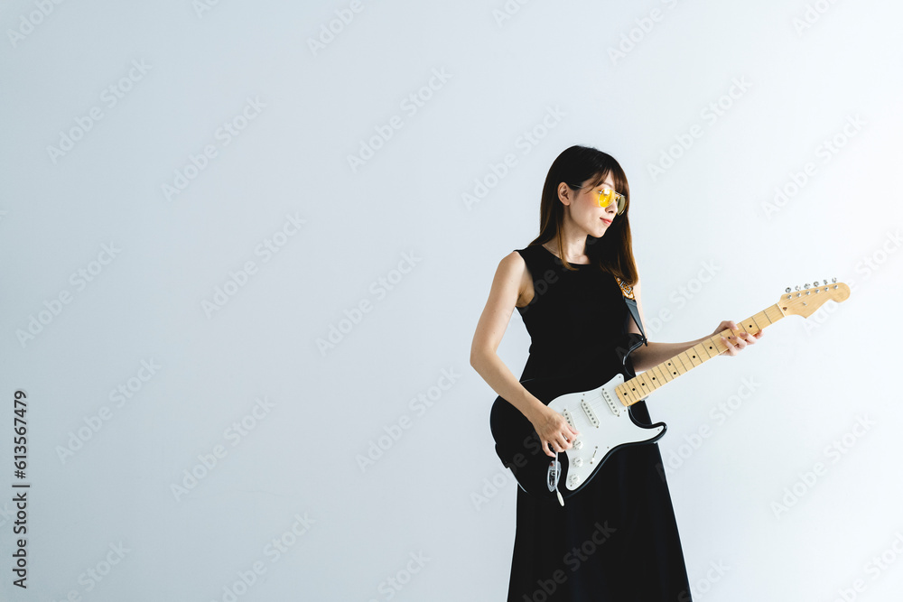 エレキギターを弾く女性 エレキギターを弾く女性