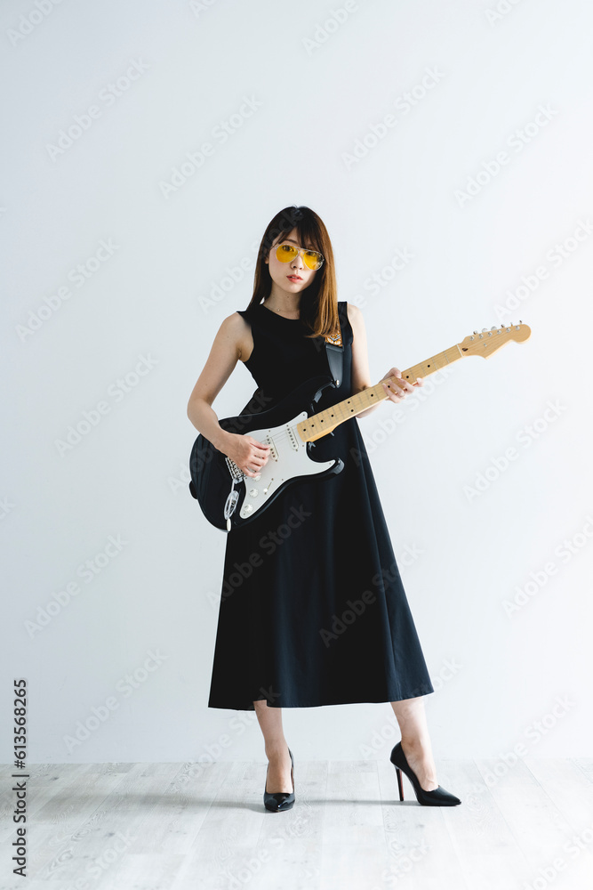 エレキギターを弾く女性