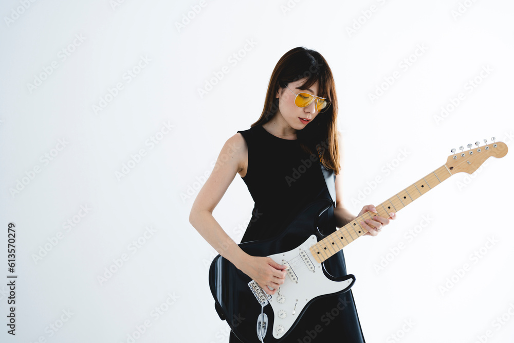エレキギターを弾く女性 エレキギターを弾く女性