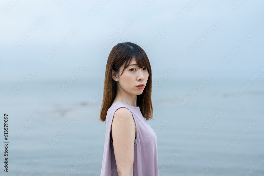 海にいる女性 海にいる女性