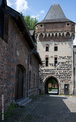 Burg Friedestrom mit Torbogen in der Feste zons am Rhein. photo