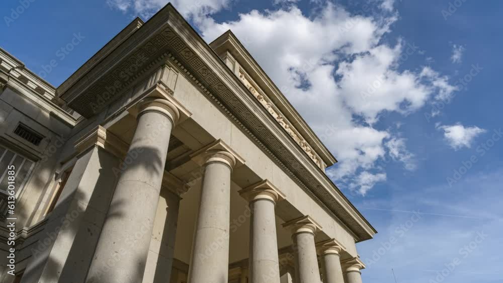Fachada de gran museo u otro edificio público con grandes columnas y el tiempo acelerado con las nubes y las sombras en movimiento. Fachada de gran museo u otro edificio público con grandes columnas y el tiempo acelerado con las nubes y las sombras en movimiento.
