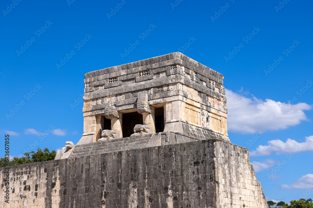 Fototapeta premium UNESCO world heritage site and historic Chichen-Itza ruins in Yucatan peninsula, Mexico.