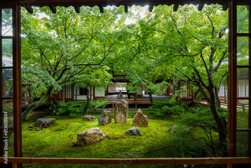 日本の伝統建築物内にある緑の苔や紅葉がきれいな日本庭園