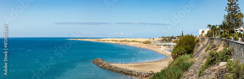 Panoramablick auf die Dünen von Maspalomas von der Promenade der kanarischen Insel Gran Canaria in Spanien.