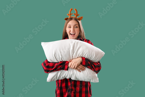 Young woman in reindeer hor...