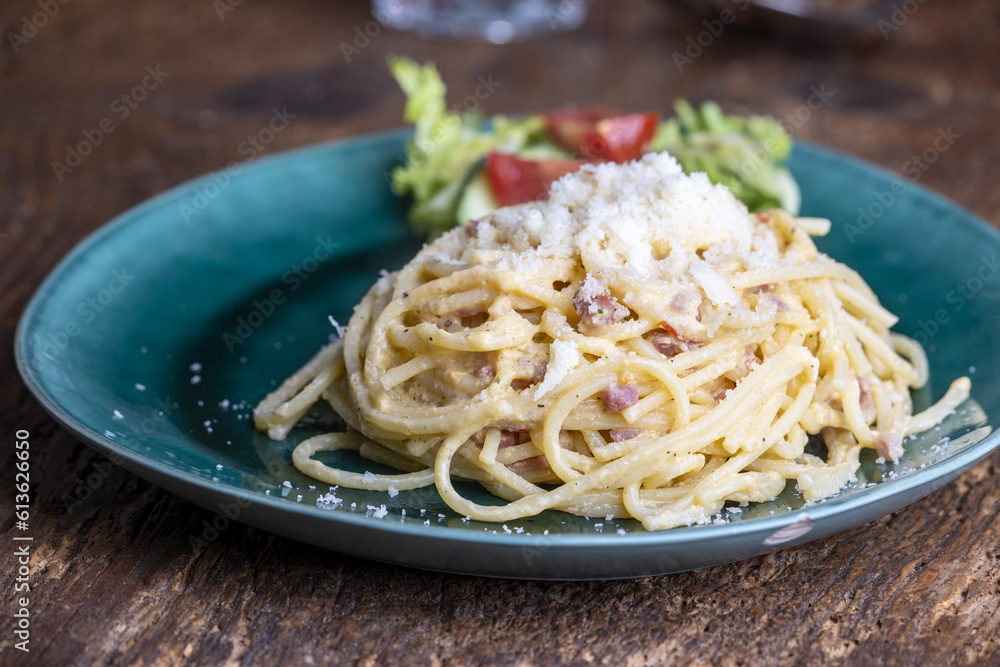 spaghetti carbonara on a green plate