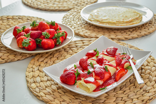 Naleśniki z truskawkami, truskawki, fotografia kulinarna. Pancakes with strawberries, strawberries, culinary photography.