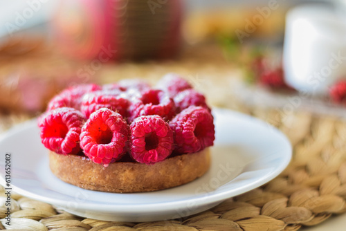 Fototapeta Krucha babeczka z malinami, ciastko z malinami, deser, fotografia kulinarna