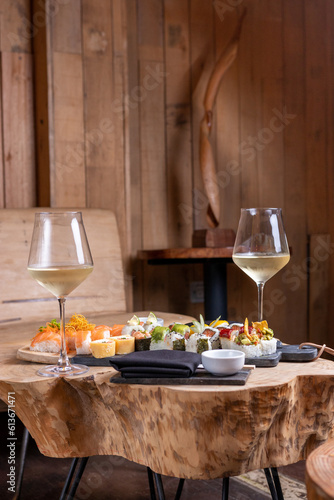 Tablas de sushi acompañado con vino blanco