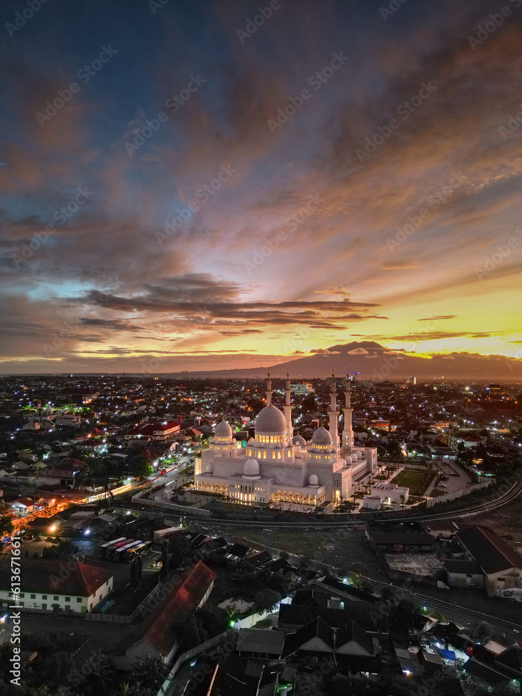 Fototapeta premium The Sheikh Zayed Surakarta Mosque is a mosque located in the city of Surakarta, Central Java Province, Indonesia.