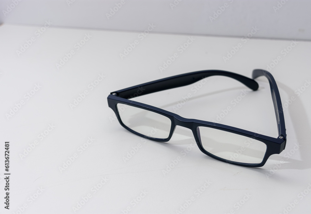 Gafas de lectura modernas en color azul sobre fondo blanco. Gafas de lectura modernas en color azul sobre fondo blanco.