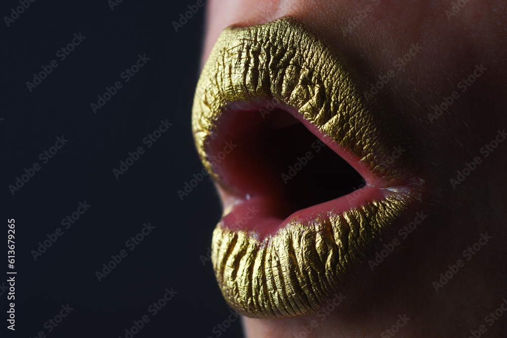 Naklejka premium Woman plump lips with gold. Golden glitter lipstick. Shine style for sexy lip. Sensual woman lips. Luxury golden mouth. Glamour gold lips. Golden lips with golden paint or metallic lipstick.