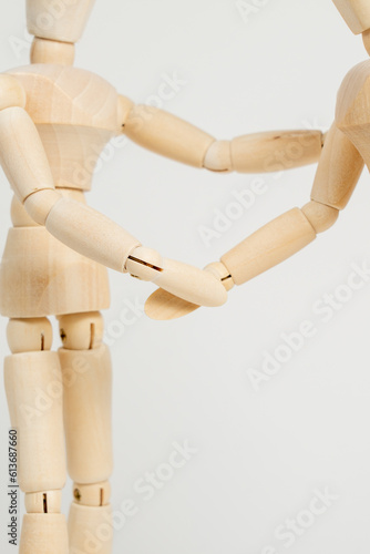 握手する人形
