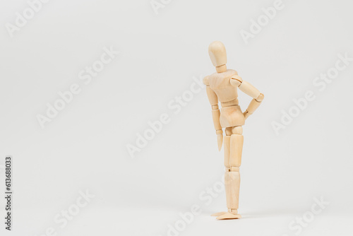 腰が痛くて、腰を押さえてるマネキン A mannequin holding his back because his back hurts