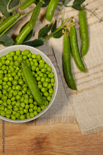 Obraz na płótnie Juicy green peas in pods and grains. Close-up. w salonie