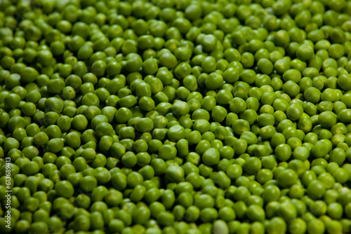 Obraz na płótnie Sweet green peas background. Selective focus. w salonie