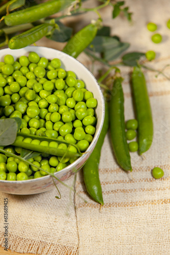 Obraz na płótnie Sweet green peas in a bowl. Close-up. w salonie