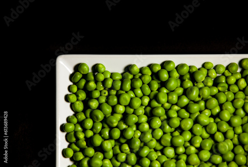 Obraz na płótnie Green peas on dark. Saturated background. w salonie