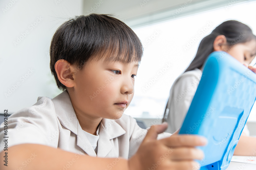 タブレット学習する子ども child learning with tablet タブレット学習する子ども child learning with tablet