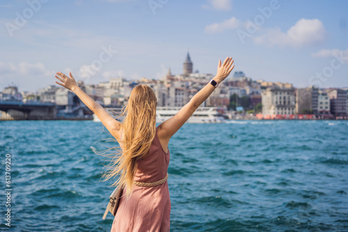 Canvas Print Portrait of beautiful woman tourist with view of Galata tower in Beyoglu, Istanbul, Turkey