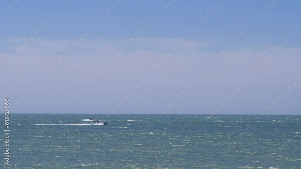 海岸を通る船 海岸を通る船