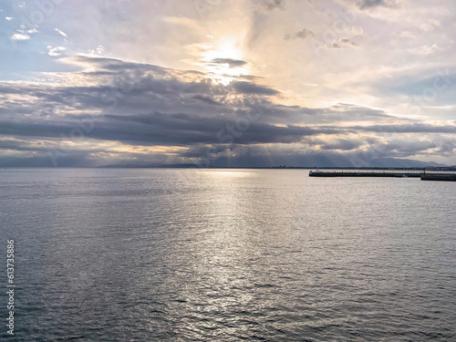 夕日が海面に輝く江ノ島の海