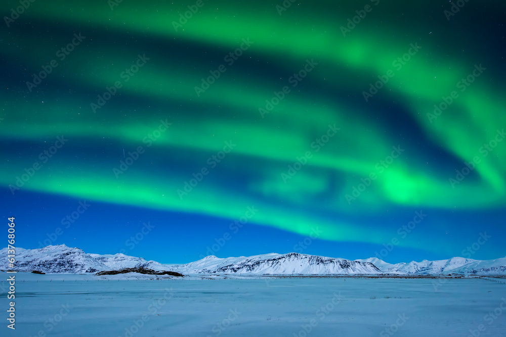 Fototapeta premium Landscape with northern lights over Iceland