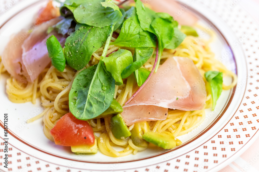 生ハムとアボカドのペペロンチーノパスタ 生ハムとアボカドのペペロンチーノパスタ