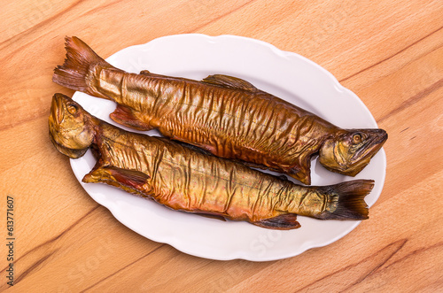 Zwei geräucherte Fische auf einer Platte photo