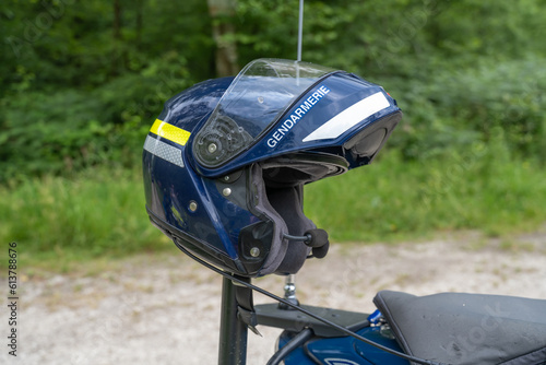 casque de moto gendarmerie nationale posé sur l'arrière d'une moto photo