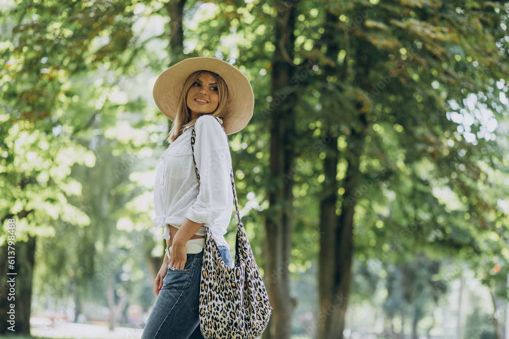 Obraz premium Young woman walking in park