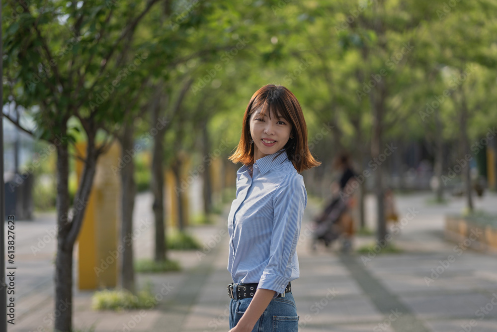 振り向く笑顔の女性 振り向く笑顔の女性